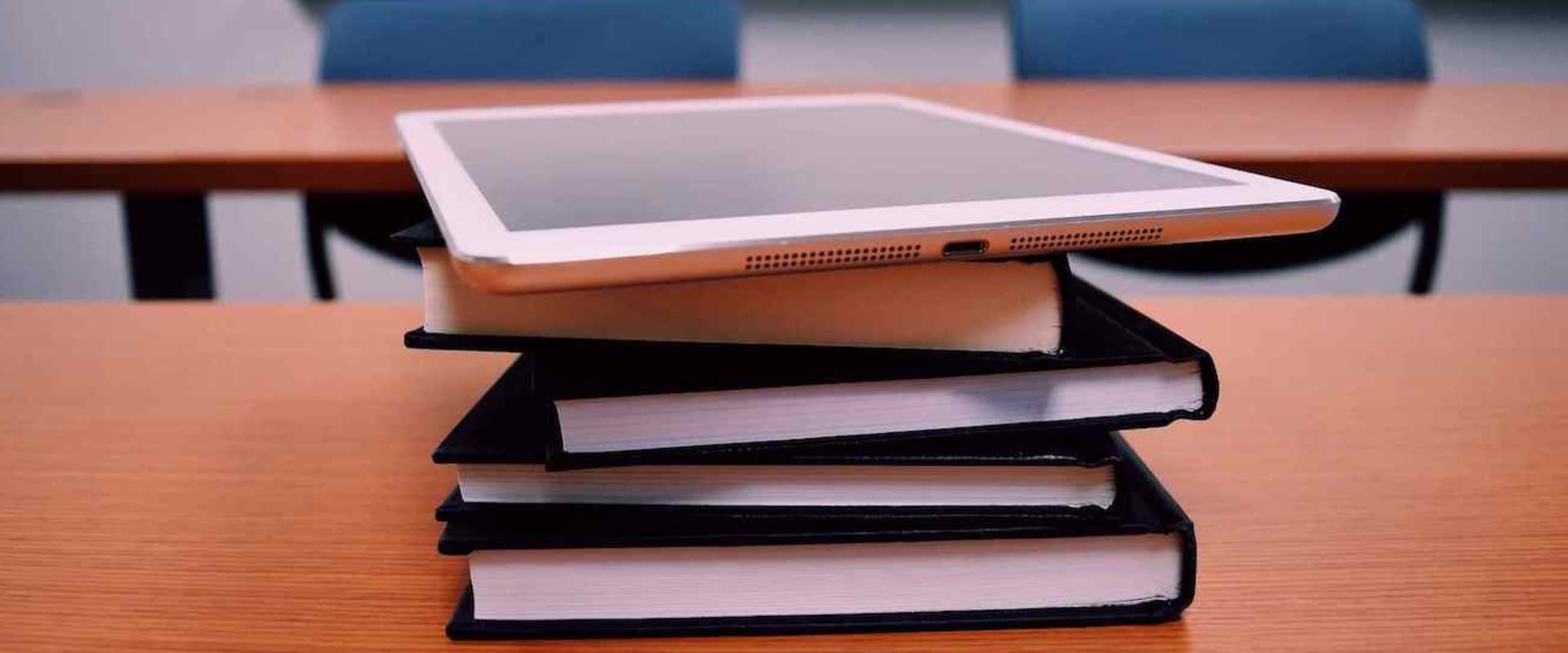 Comparing the Features of Different Online Learning Programs